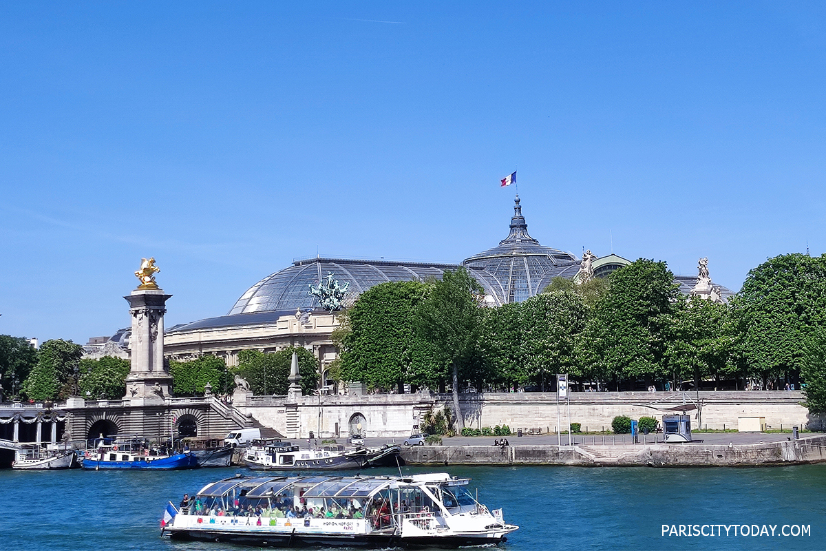 River Seine Cruises on Valentine's Day in Paris