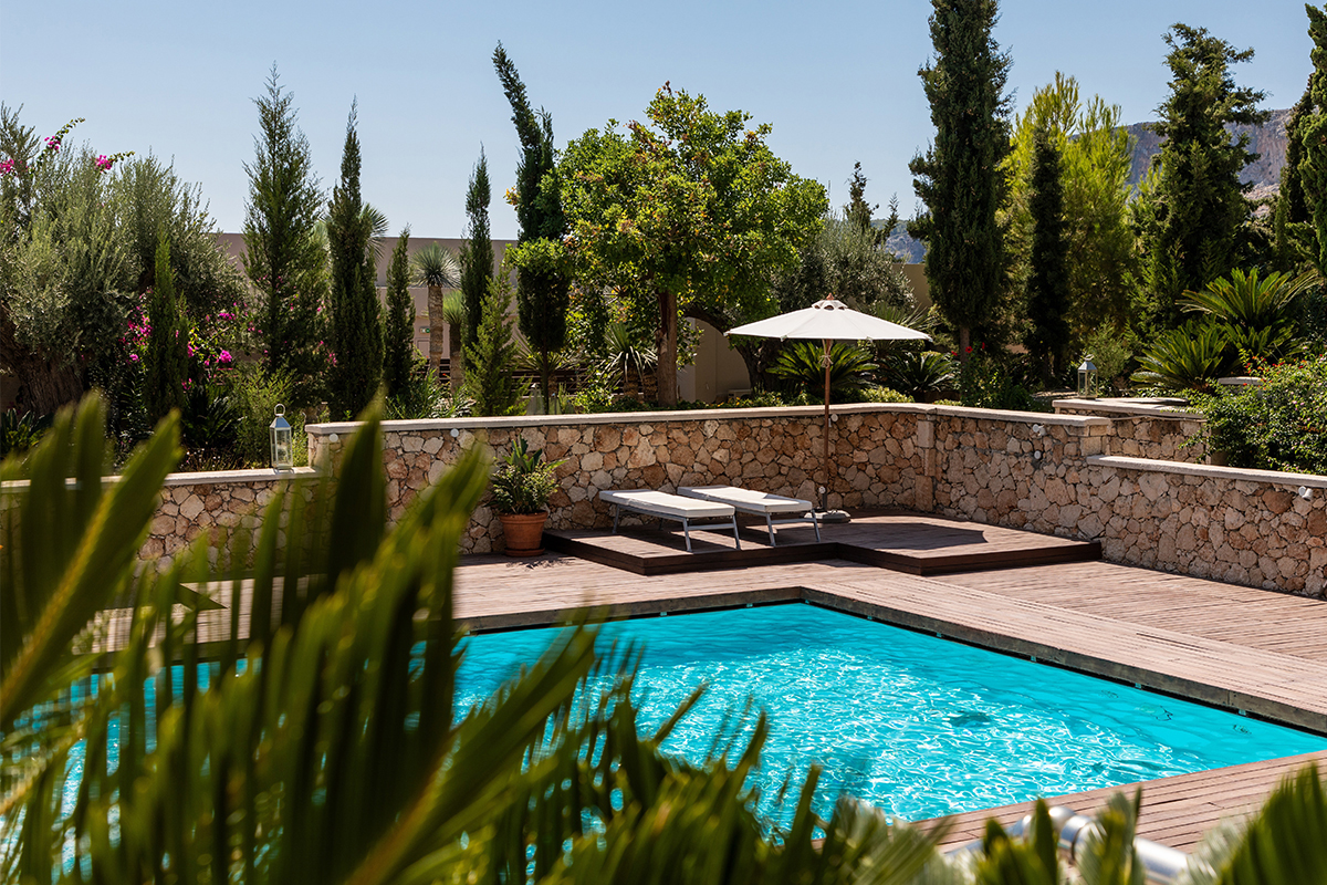 Luxury Villa Characteristics, pool